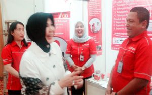 Walikota Banda Aceh Ibu Illiza Saaduddin Djamal dan rombongan yang mengunjungi dan bersilaturrahmi di stand PT Bank BPR Artha Aceh Sejahtera pada acara Banda Aceh Job Fair 2016 